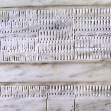 Photo ONU/Devra Berkowitz Gros plan de détails du mémorial au siège de l'ONU commémorant la tragédie de l'esclavage et de la traite transatlantique des esclaves.