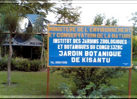 Pancarte indiquant l'entrée du jardin botanique de Kisantu