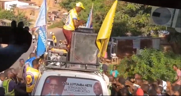 Le slogan de campagne de Lutumba Simarro affiché sur la lunetter arrière d'un minibus.