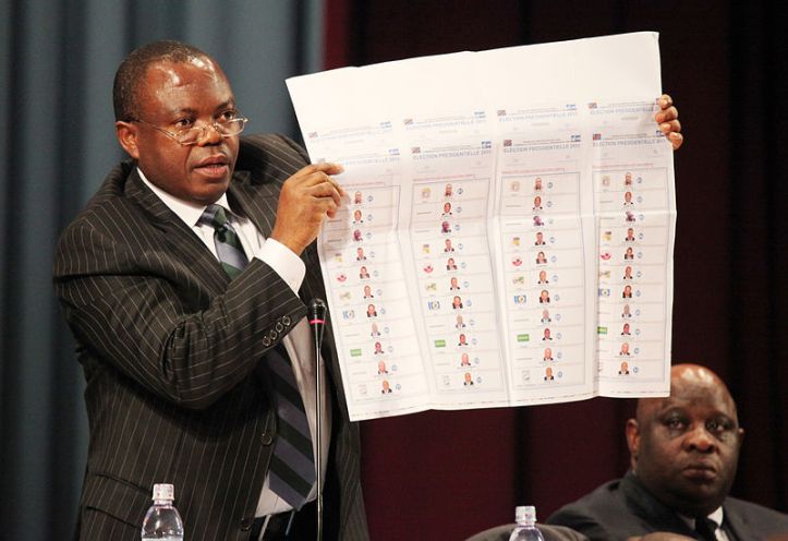 Corneille Nanga président de la CENI montrant un bulletin de vote