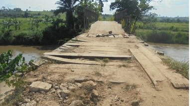 Le pont de Mfidi Malele ne tient plus que grâce au volontarisme des villageois
